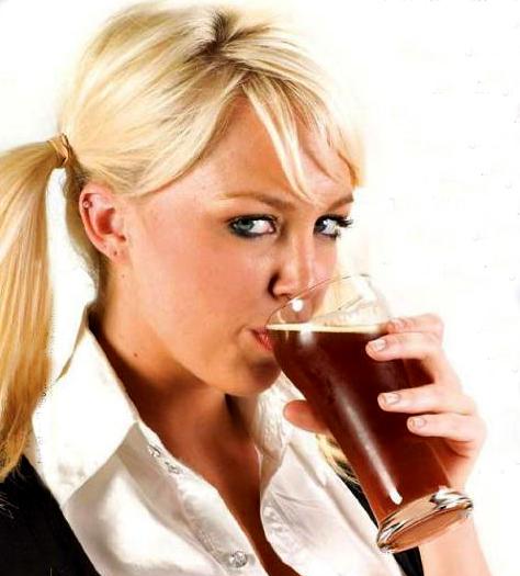 girl_drinking_dark_beer.jpg