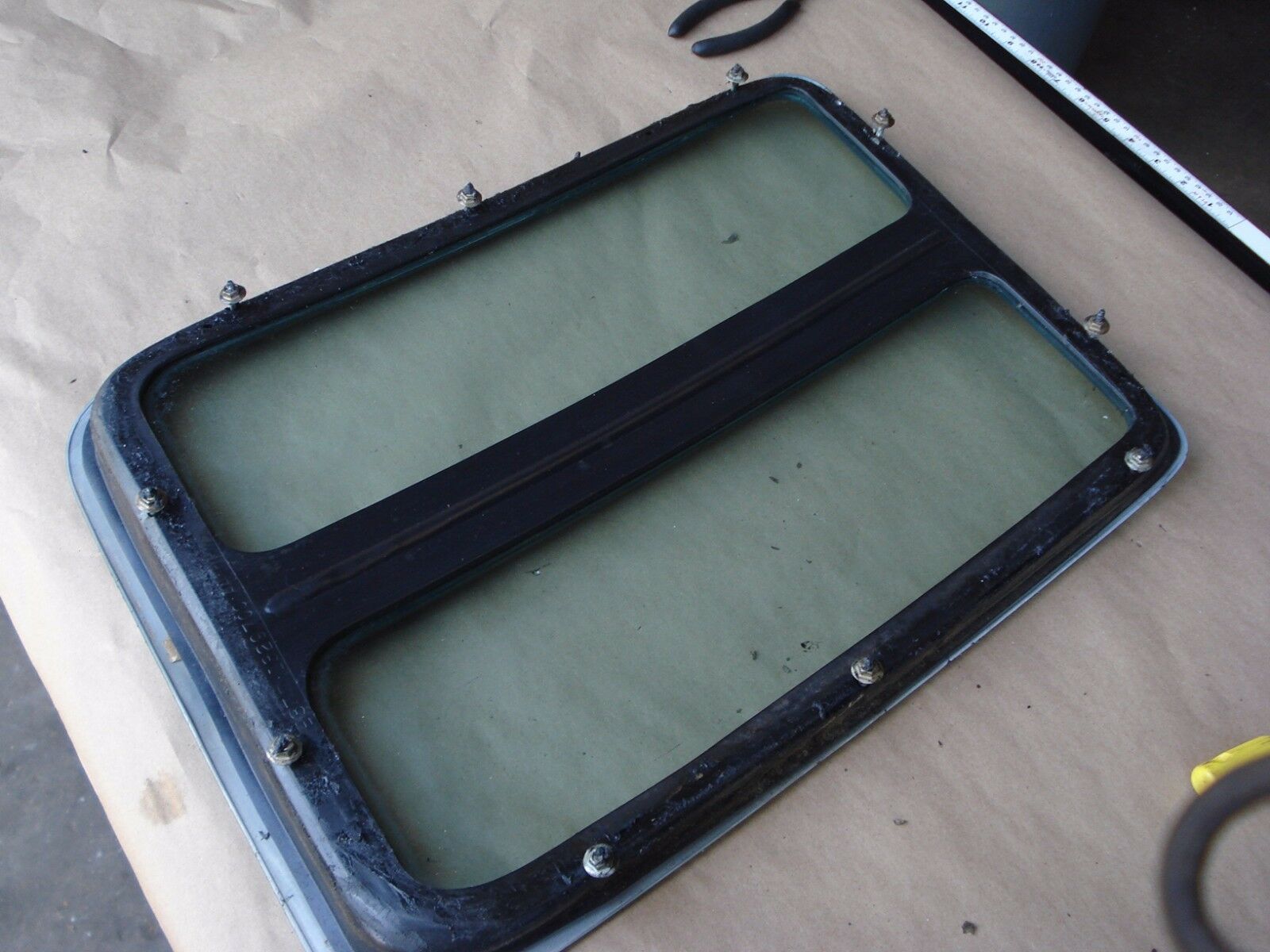 1991 Ford F150 Supercab split window inside.jpg