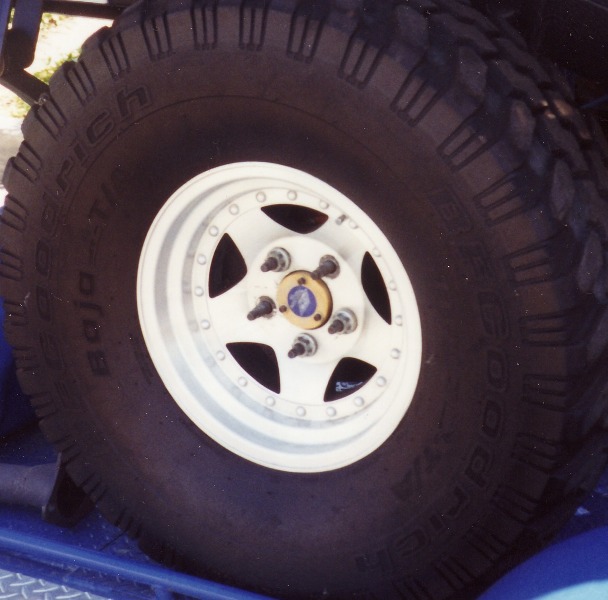 AR-23 Wheel with Racing Lug Nuts - small.jpg