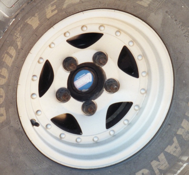 Bronco Prerunner Lug Nuts - Fallon NV 2001 (close-up) - small.jpg