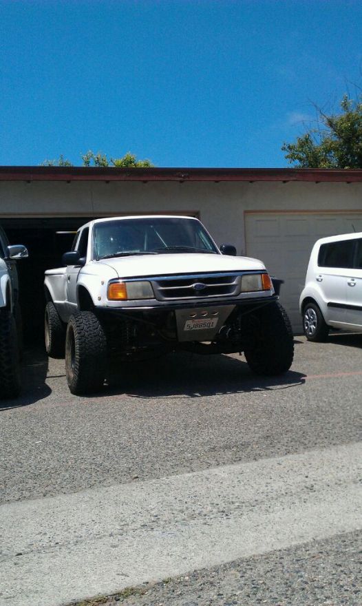 here is the ranger i have to keep me entertained while i work on the bronco. i just installed a giant 64 kit and giant 7.5 over beams