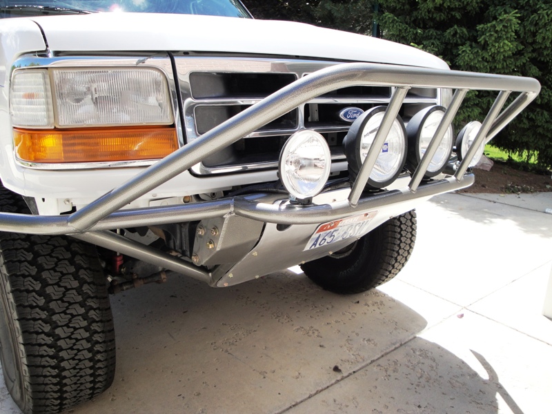 Front bumper with 4 Hellas (2x500s, 2x4000s), powder coated in Silver Vein,
